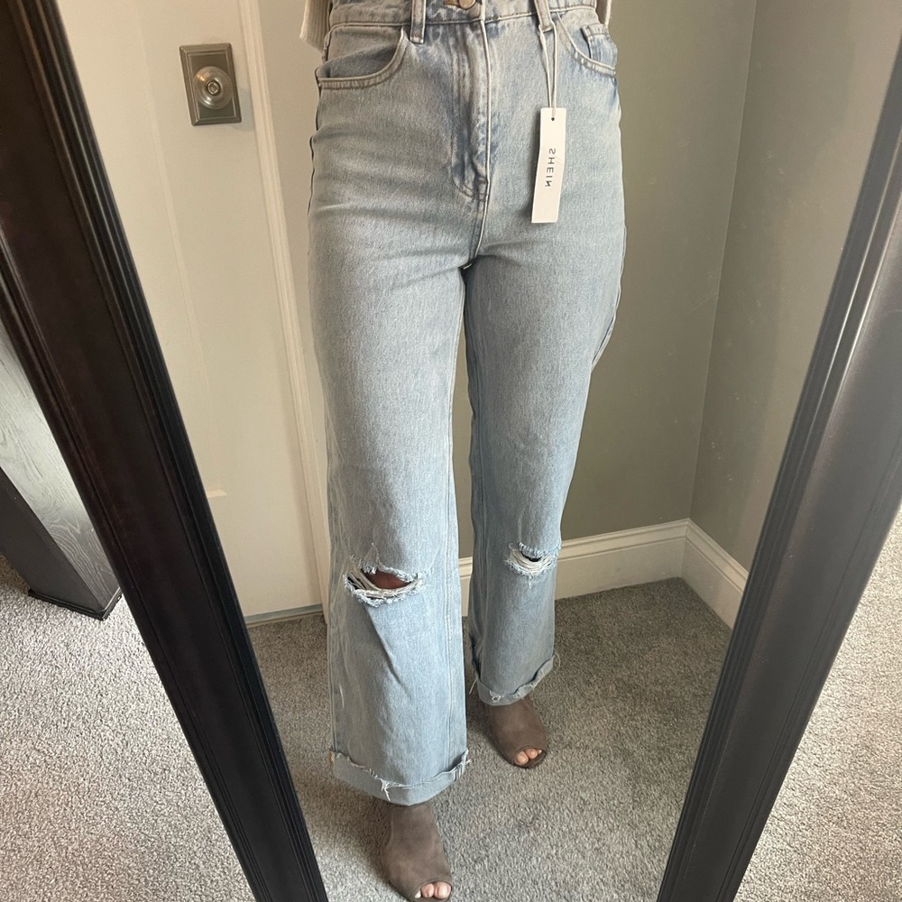 Wide Legged Light Wash Jeans